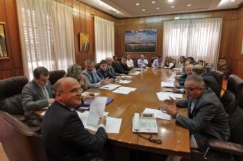 José Manuel Baltar preside la reunión con los alcaldes en la que se aprobó el pliego (Foto: Xesús Fariñas)