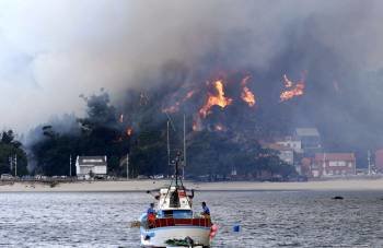 Las llamas cercaron las viviendas de la localidad de O Ézaro. (Foto: LAVANDEIRA JR)