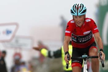 Chris Horner cruza la meta de L´Angliru sonriente conocedor de su victoria virtual en la Vuelta. (Foto: JAVIER LIZÓN)