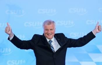 Horst Seehofer, primer ministro bávaro, celebra la victoria de su formación.  (Foto: MARC MUELLER.)