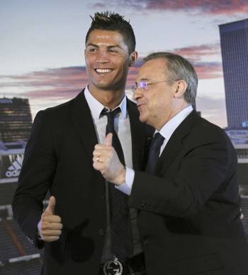 Cristiano Ronaldo y Florentino Pérez, ayer nada más firmarse la renovación del portugués. (Foto: ALBERTO MARTÍN)