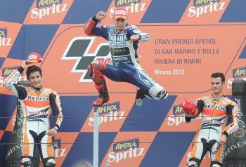 Jorge Lorenzo celebra su victoria en el podio, acompañado de Marc Márquez y Dani Pedrosa. (Foto: ETTORE FERRARI)