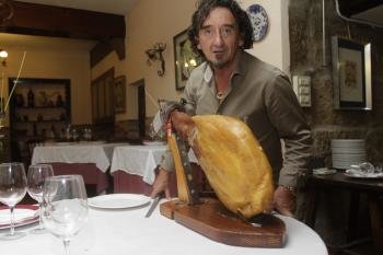 Florencio Sanchidrán, con un jamón en el restaurante José Luis (Foto: MIGUEL ÁNGEL)