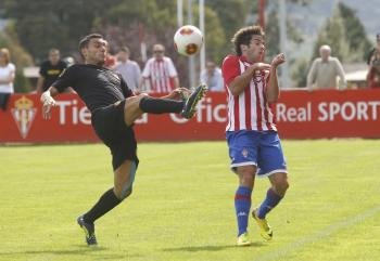 Yosu, capitán del Ourense, corta el balón ante la llegada de un gijonés. (Foto: joaquín pañeda)