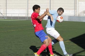 El delantero del Ourense B Viti trata de robar un balón (Foto: MIGUEL ÁNGEL)