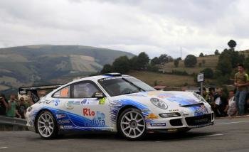 Sergio Vallejo, a bordo del Porsche 911 Gt3 durante una de las especiales del rally Príncipe de Asturias. (Foto: belay)
