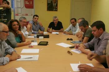 Los socialistas, durante su reunión. (Foto: MARCOS ATRIO)
