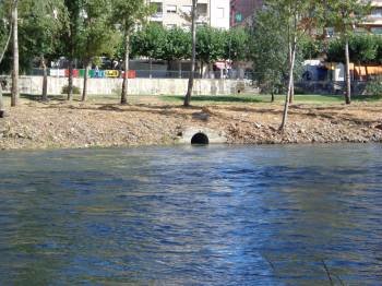 La boca de la tubería puede verse perfectamente desde la orilla izquierda del río Sil. (Foto: J.C.)