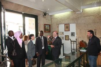 Francisco García habla con el embajador de Gambia, Lang Yabou. (Foto: JOSÉ PAZ)