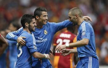 Cristiano Ronaldo celebra con Isco y Benzema uno de los seis goles del Madrid. (Foto: TOLGA BOZOGLU)