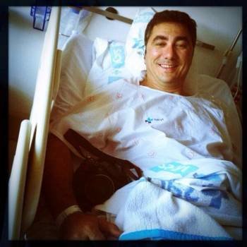 Pedro Armestre, ayer en el hospital. (Foto: TWITTER)
