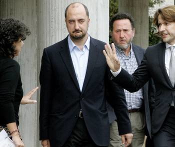 Manuel B.G. (en el centro) y Fernando R.S., detrás, a su salida de los juzgados de Santiago. (Foto: XOÁN REY)