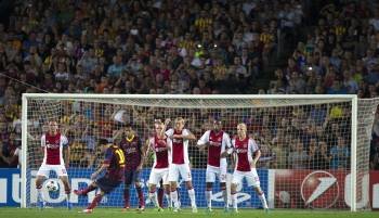 Leo Messi lanza la falta que supuso el primer gol del Barcelona ante el Ajax. (Foto: A. GARCÍA)