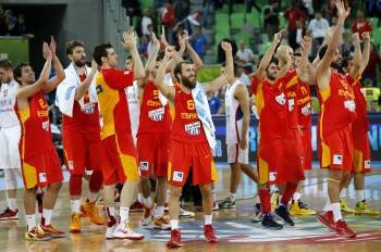 Los jugadores de la selección española celebran la victoria. (Foto: CHEMA MOYA)