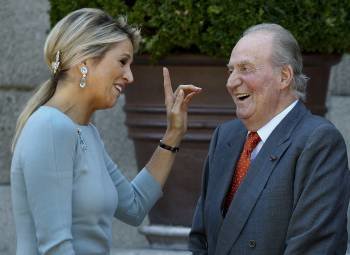 La reina Máxima bromea con el rey Juan Carlos en Zarzuela. (Foto: BALLESTEROS)