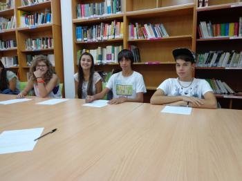 Los estudiantes, en la biblioteca del Instituto Martaguisela.