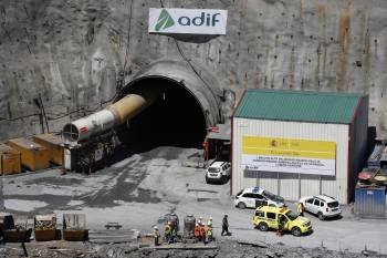 Los efectivos durante el simulacro de incendio del pasado mes de junio en un túnel del AVE. (Foto: XESÚS FARIÑAS)
