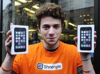 Michael Fisher posa orgulloso tras ser uno de los primeros en adquirir los nuevos modelo de teléfonos iPhone 5s y 5c