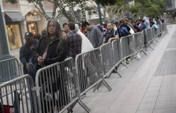 Consumidores en fila a las puertas de una tienda Apple de Santa Monica, en California. (Foto: CLAUDIO PERI)