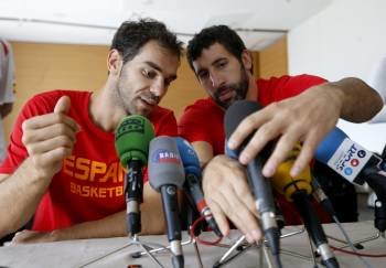 Calderón y Mumbrú, ayer ante los medios. (Foto: CHEMA MOYA)