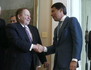 El magnate Adelson saluda al presidente de la Comunidad de Madrid, en una de sus visitas a la capital.
