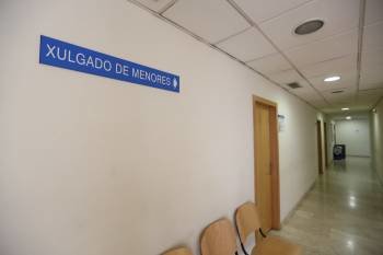 El Pazo de Xustiza de Ourense cuenta con un Juzgado específico de menores, en la planta baja. (Foto: XESÚS FARIÑAS)