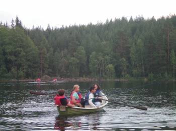 Estudiantes ourensanos, en una barca por los ríos finlandeses, este mismo verano.