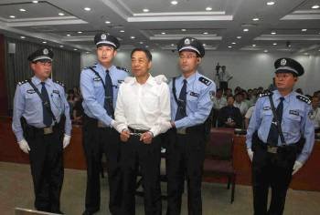 Bo Xilai, junto a dos policías. (Foto: EFE)