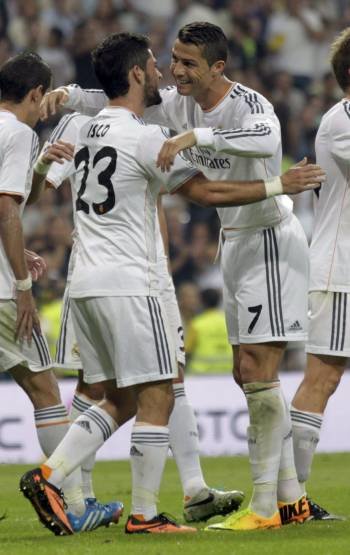 Isco y Cristiano Ronaldo celebran el tercer gol del Real Madrid. (Foto: S. BARRENECHEA)
