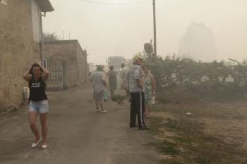 Vecinos de Pereiro de Aguiar, angustiados por las llamas. (Foto: MIGUEL ÁNGEL)