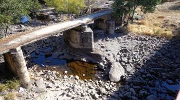 El cauce del río Búbal, a su paso por Medeiros. El caudal se reduce a pequeños charcos de agua-  (Foto: A.R.)