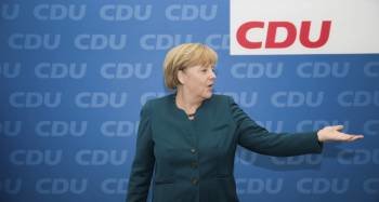 Merkel tiende la mano a posibles socios de Gobierno para no gobernar en minoría. (Foto: MICHAELLE KAPPELER)