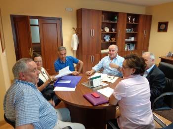 Los alcaldes de Valdeorras, en la reunión que mantuvieron en la Casa Consistorial de A Rúa. (Foto: EVA DOMÍNGUEZ)