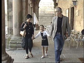 La menor, paseando con sus padres por unos soportales de Santiago, en octubre de 2007. (Foto: SANTIAGO TV)