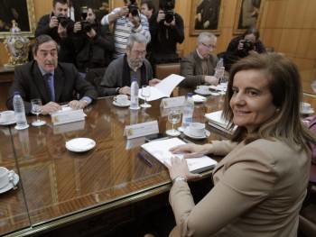 La ministra de Empleo, Fátima Báñez, en una reunión con representantes de patronal y sindicatos.