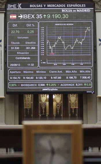 Vista del panel de la Bolsa de Madrid que refleja la evolución hoy del principal indicador de la bolsa española, el IBEX 35, que perdía el 0,28 % en los primeros compases de la sesión (Foto: efe)