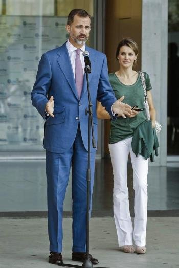 El Príncipe de Asturias junto a la Princesa Letizia hace declaraciones a la salida del Hospital Quirón