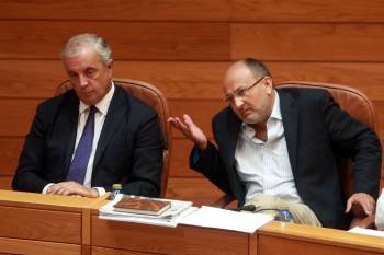 Pachi Vázquez y Abel Losada, en un momento de la sesión de control en el Parlamento gallego.  (Foto: VICENTE PERNÍA)