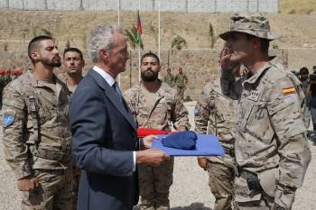 Morenes entrega la bandera al jefe de las tropas españolas. (Foto: J.C. HIDALGO)