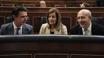 Fátima Báñez, en el centro, junto a los ministros Soria y Wert, en la sesión de control de ayer. (Foto: FÁTIMA BÁÑEZA)