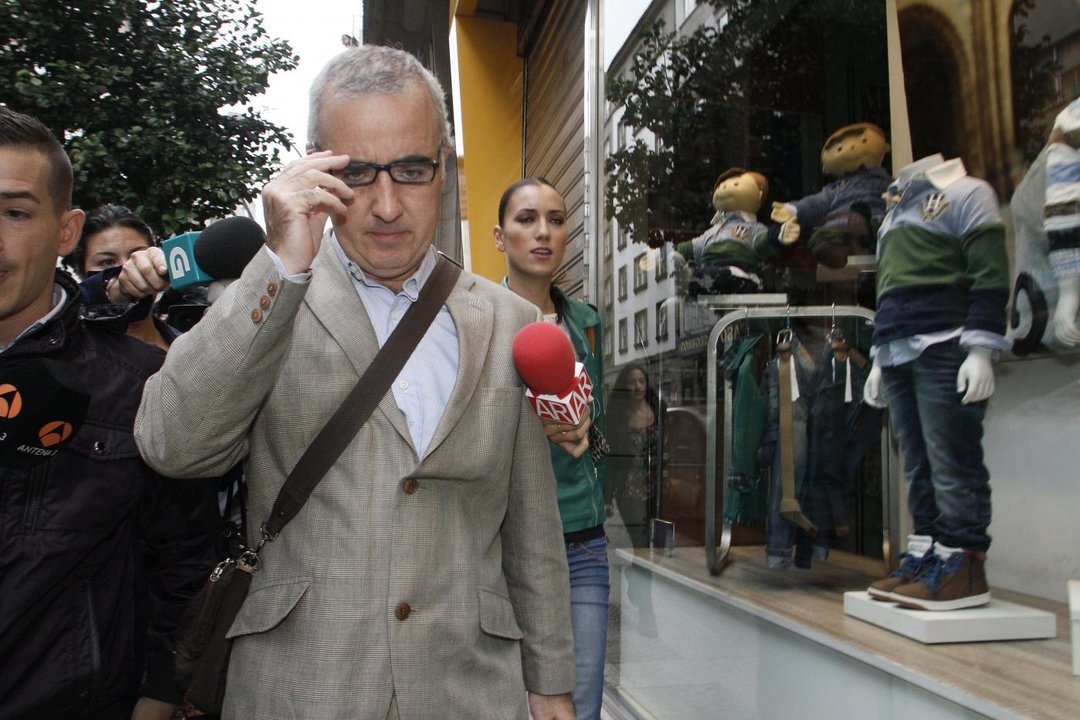El periodista Alfonso Basterra, tras asistir al registro de la casa de Montouto (Foto: Eliseo Trigo)
