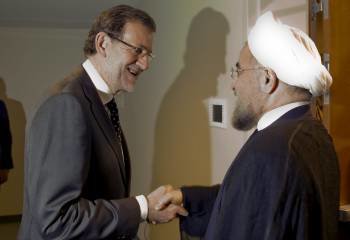 Rajoy saluda al presidente iraní, Hassan Rohani. (Foto: J. MARTÍN)