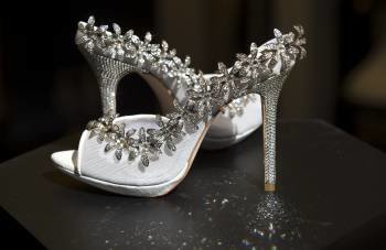 Zapato-joya con cristales de Swarosvki de la diseñadora Ana Pallarés. (Foto: A. GARCÍA)