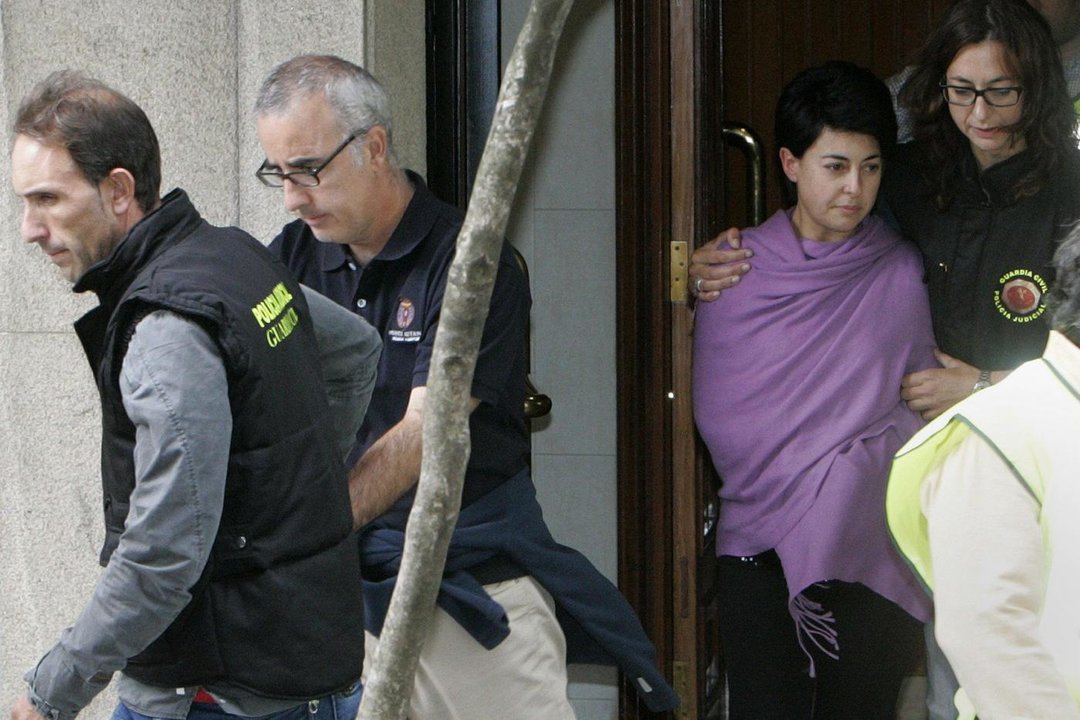 Imagen de Rosario Porto a la salida del registro de uno de los pisos de Santiago (Foto: efe)