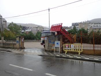 Un camión, parado en el parking de la calle de Eloi Rodríguez Barrios a causa de la lluvia. (Foto: J.C.)