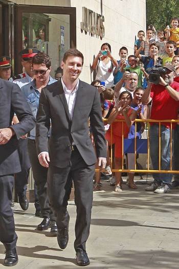 Leo Messi, ayer a la salida de los juzgados de Gavá. (Foto: MARTA PÉREZ)
