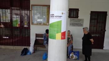 Vecinos de Chaves esperando para informarse en qué mesa deben votar, en el barrio de A Magdalena. (Foto: A. R.)