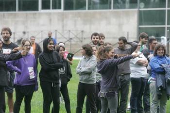 Un grupo de jóvenes compite en la prueba de tirachinas, en la Alameda do Arnado de Allariz. (Foto: MARCOS ATRIO)
