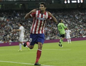 Diego Costa celebra el gol de la victoria del Atlético en el Bernabéu. (Foto: KIKO HUESCA)