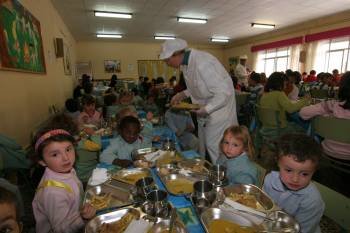 Los cambios en el servicio de comedor, en la imagen el del colegio de Primaria de Allariz, trastornan a padres y profesores. (Foto: M. ATRIO)